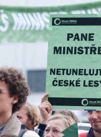 Demonstrace kvůli tendru Lesů ČR na lesnické práce a těžbu dřeva.