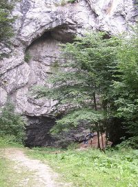 Skála se vchodem do jeskyně Býčí skála v Moravském krasu