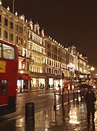Londýnská Regent Street v dešti