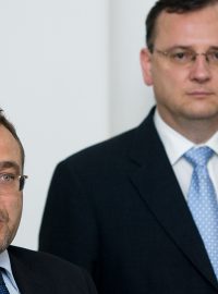Ministr školství Josef Dobeš (Věci veřejné) a premiér Petr Nečas (ODS)