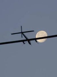 Letadlo Solar Impulse letělo na energii získanou ze slunce celý den a celou noc.