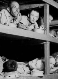 Vězni v koncentračním táboře