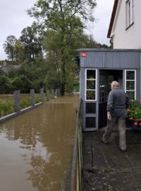 Voda z vydatných dešťů zatopila část obce Pertoltice na Českolipsku.