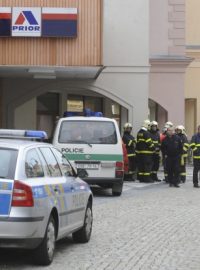 Policie a hasiči před obchodním domem v Krnově