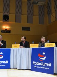 Účastníci předvolební debaty (zleva): Petr Kajnar (ČSSD), Dalibor Madej (ODS), Lukáš Curylo (KDU-ČSL), Martin Juroška (KSČM), Pavel Dostál (Věci veřejné) a Aleš Juchelka (TOP 09)