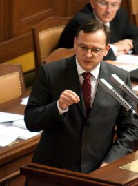 Premiér Petr Nečas obhajuje úsporná opatření v Poslanecké sněmovně.