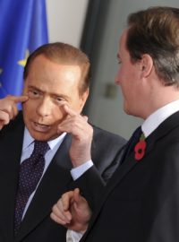 Italský premiér Silvio Berlusconi a britským premiérem Davidem Cameronem během summitu EU v Bruselu