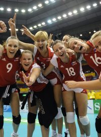 České volejbalistky oslavují vítězství na MS v Japonsku