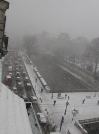 Husté sněžení paralyzovalo dopravu v Paříži