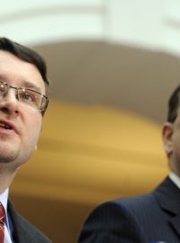 Ministr životního prostředí Pavel Drobil a premiér Petr Nečas