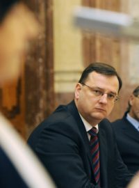 Premiér Petr Nečas poslouchá v Senátu projev cembalistky Zuzany Růžičkové