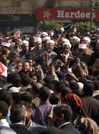 Islamističtí duchovní z Al Azharské univerzity se řadí mezi demonstranty na náměstí Tahrir