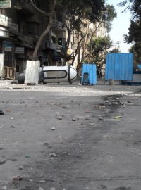Ulice v centru Káhiry nese zřetelné stopy pouličních bitek.