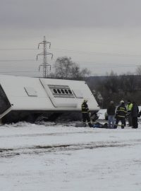 Na Kladensku se srazil autobus s kamionem. Jeden člověk zahynul (6)
