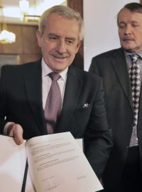 Ministr Heger ukazuje memorandum podepsané s Martinem Engelem