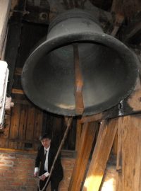 Mirek Pošvář zvoní na zvon v Rosicích