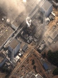 Poškozená elektrárna Fukušima na satelitním snímku ze 14. března 2011