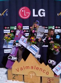 Česká reprezentantka Eva Samková (růžová čepice) na stupních vítězů v závodě SP v italském Valmalencu