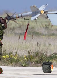 Technik kanadské armády při kontrole stroje CF-18 Hornet, který pomáhá zajišŤovat dodržování bezletové zóny nad Libyí