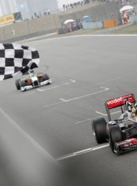 Brit Lewis Hamilton projíždí vítězně cílem Velké ceny Číny - třetího závodu mistrovství světa formule 1
