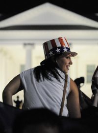 Američané oslavují před Bílým domem zprávu o smrti Usámy bin Ládina