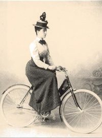 Cyklistika - ženy na kole, ateliérové foto kolem roku 1900