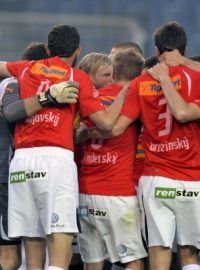 Plzeňští fotbalisté slaví výhru v Teplicích. Za týden se mohou radovat z titulu