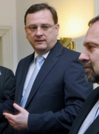 Karel Schwarzenberg z TOP 09, Petr Nečas z ODS a Radek John z Věcí veřejných po jednání vlády