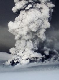 Oblak popela stále stoupá ze sopky Grímsvötn ukryté pod ledovcem Vatnajökull na Islandu