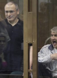 Chodorkovskij a Lebeděv u městského soudu v Moskvě