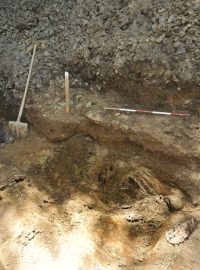 Antropoložka u nalezených ostatků v lokalitě U Viaduktu u Dobronína