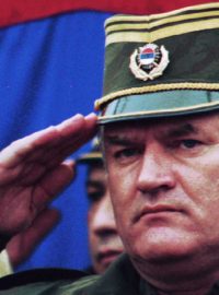 Zatčený bosenskosrbský generál Ratko Mladič na archivním snímku