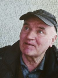 Zatčený válečný zločinec a bývalý generál Ratko Mladič