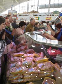 Bělorusové ve frontě na maso na tržišti v Minsku