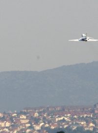 Letadlo s Ratko Mladičem na palubě opouští bělehradské letiště