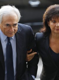 Dominique Strauss-Kahn se svojí ženou při příjezdu před manhattanský soud