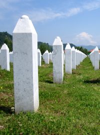 Dlouhé řady náhrobků v patmátníku Srebrenica-Potočari připomínají asi osm tisíc obětí srebrenického masakru