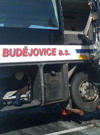 Odklízení následků nehody českého autobusu a kamionu v Maďarsku.