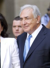 Dominique Strauss-Kahn s manželkou opouští soudní stání