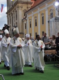 Liturgický průvod při slavnosti sv. Cyrila a Metoděje na Velehradě 5. 7. 2011