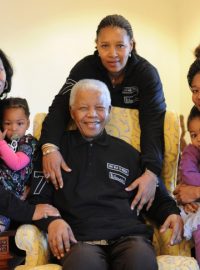 Nelson Mandela se dožívá třiadevadesáti let