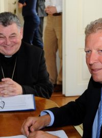 Ministr kultury Jiří Besser a arcibiskup Dominik Duka na jednání zástupců církví a vládní komise pro majetkové narovnání církví