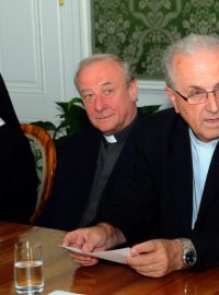 Plzeňský biskup František Radkovský (vpravo) na jednání zástupců církví a vládní komise pro majetkové vypořádání.jpg