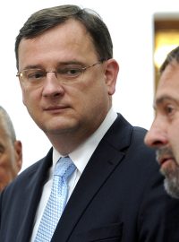 Lídři stran vládní koalice Karel Schwarzenberg, Petr Nečas a Radek John