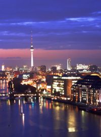 Noční Berlín na fotografii Roberta Debowskeho