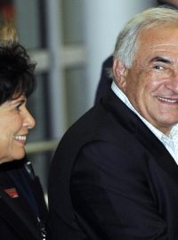 Dominique Strauss-Kahn s manželkou na pařížském letišti