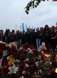 Obyvatelé  Jaroslavli uctívají památku hokejistů u opuštěné arény