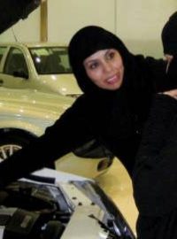 V Saúdské Arábii se znovu dostal do popředí zákon zakazující ženám řízení aut