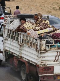 Rodina utíká z obléhaného libyjského města Syrta