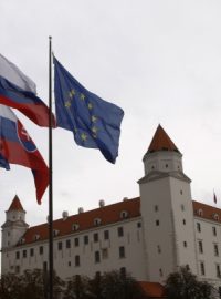 Vlajky Slovenska a EU před bratislavským hradem